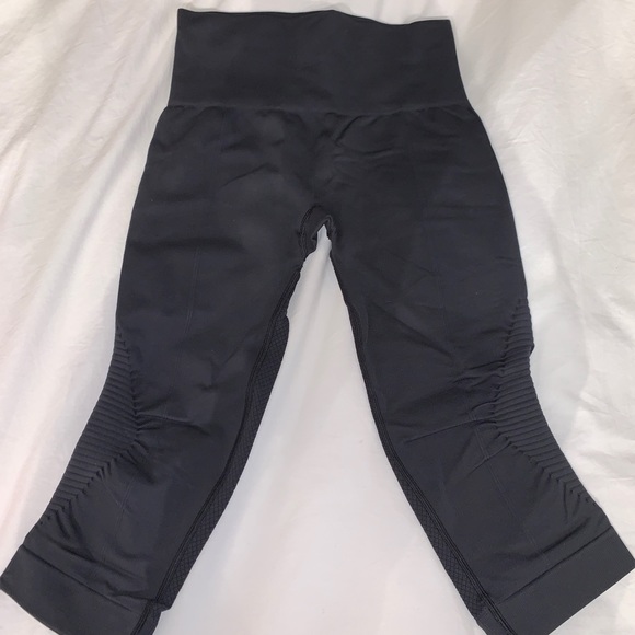 Lulu DARK GREY/CHARCOAL awakening crop legging - Picture 2 of 6